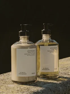 Crema per le mani Apothecary (legno di sandalo, cedro e Ylang Ylang)