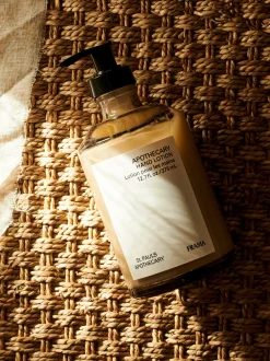 Crema per le mani Apothecary (legno di sandalo, cedro e Ylang Ylang)