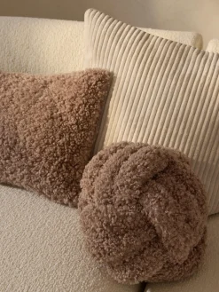 Cuscino annodato in teddy Dotty