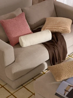 Cuscino rullo in bouclé con bordino Aya