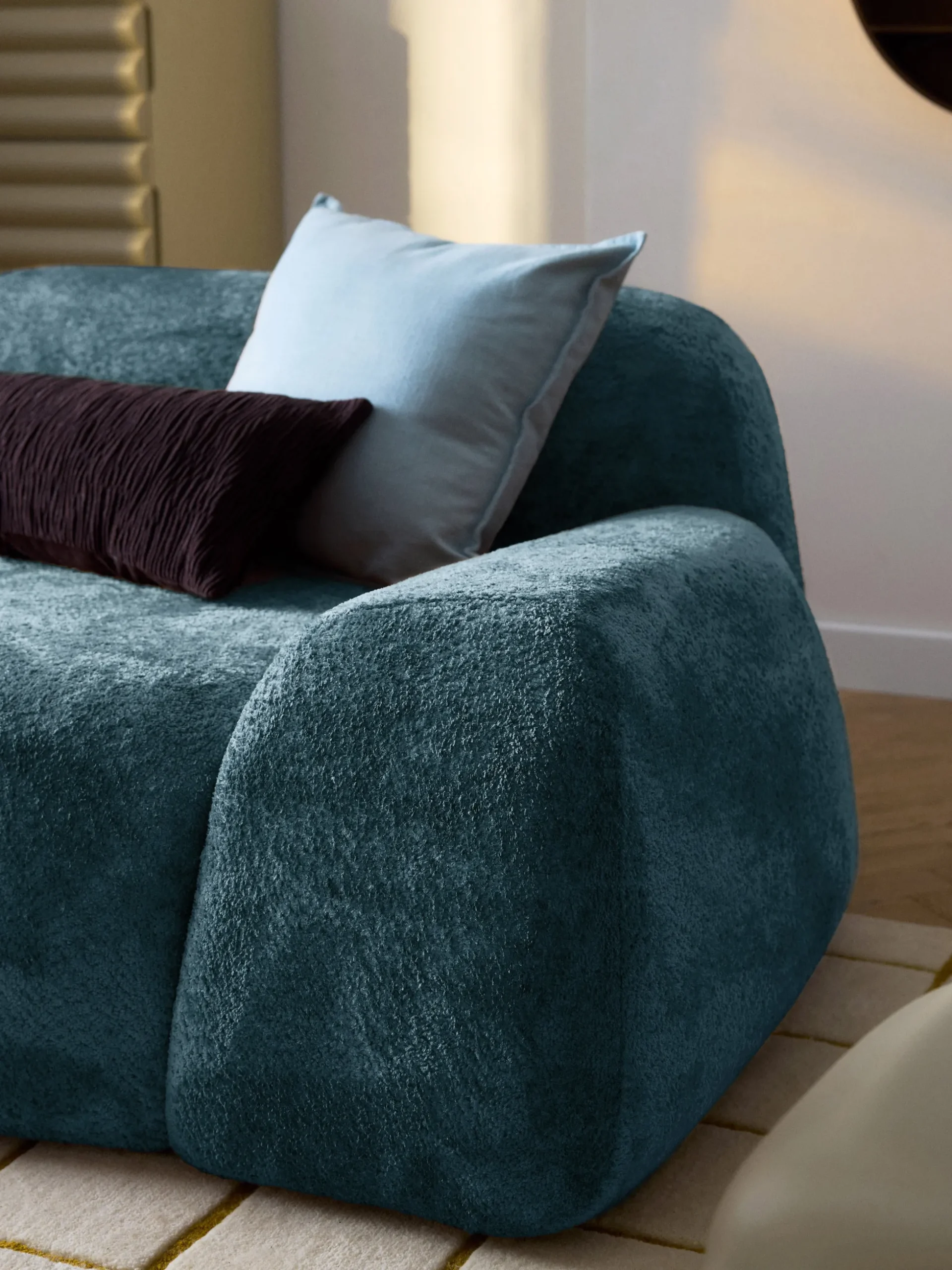Divano 2 posti con chaise longue in teddy bouclé Wolke