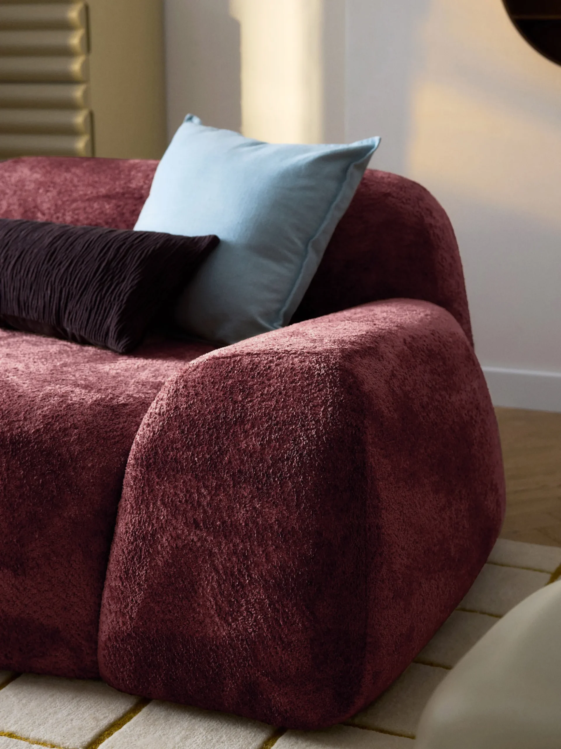 Divano 2 posti con chaise longue in teddy bouclé Wolke