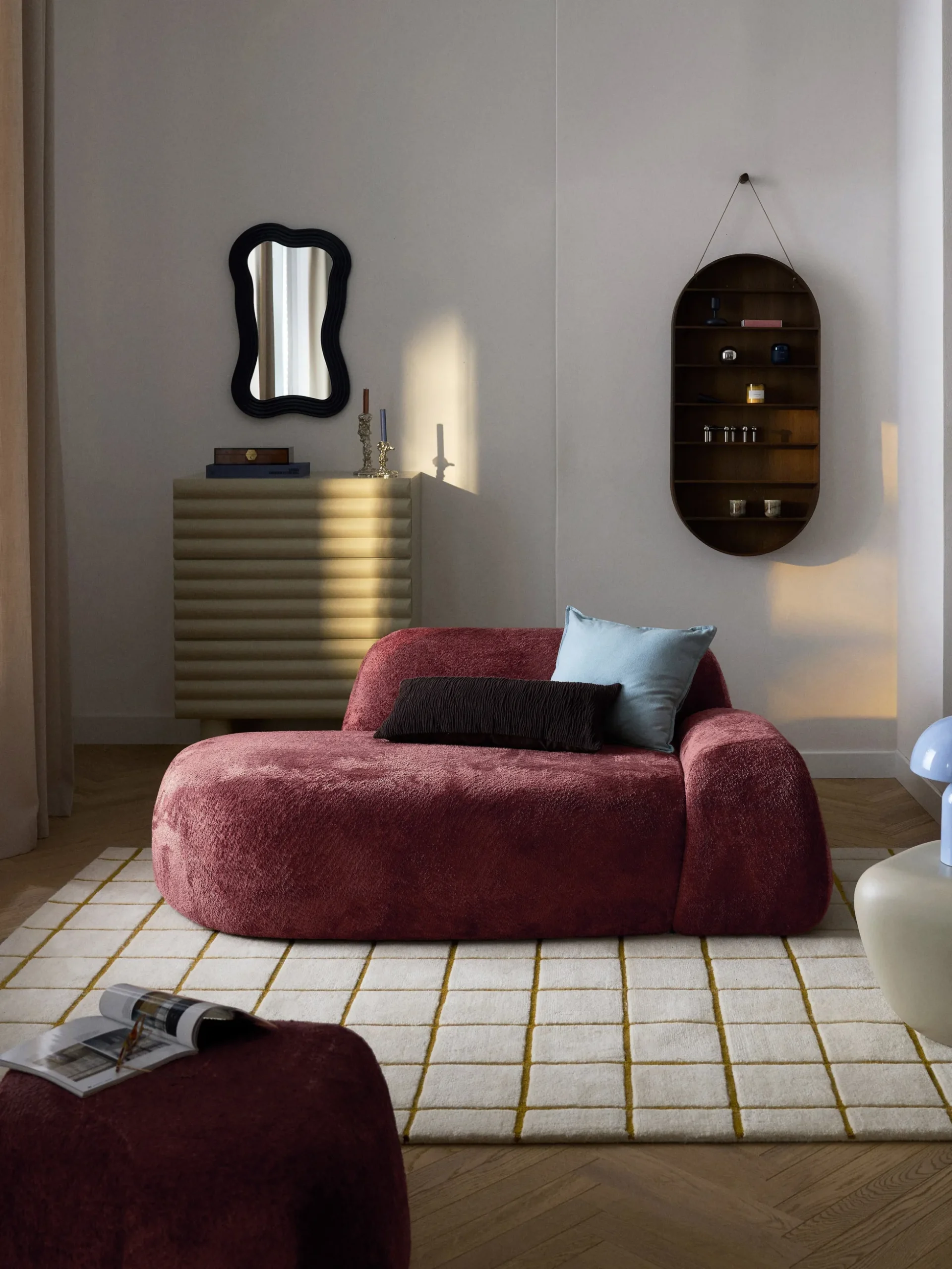 Divano 2 posti con chaise longue in teddy bouclé Wolke