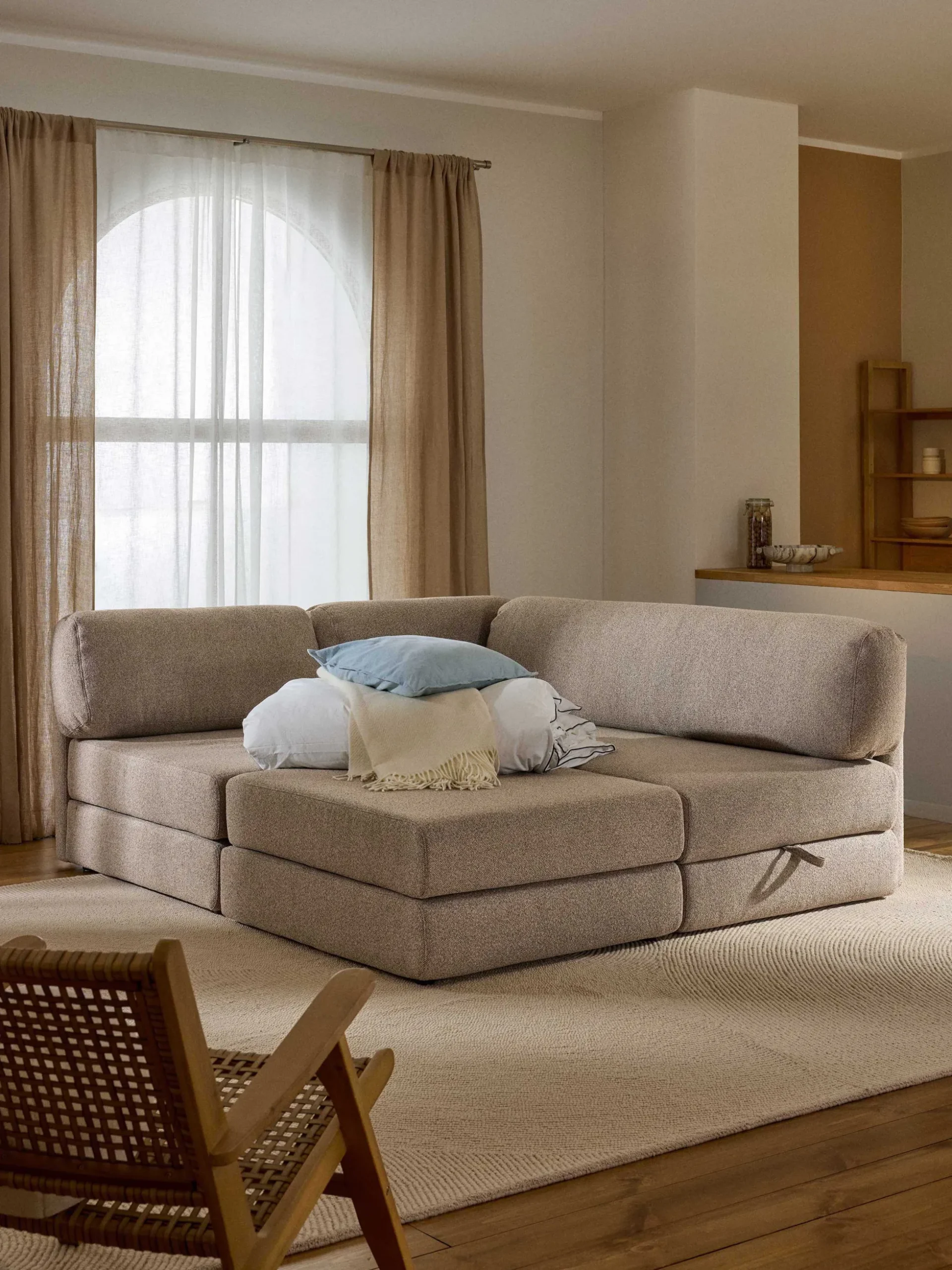 Divano letto angolare in bouclé con contenitore Ladina