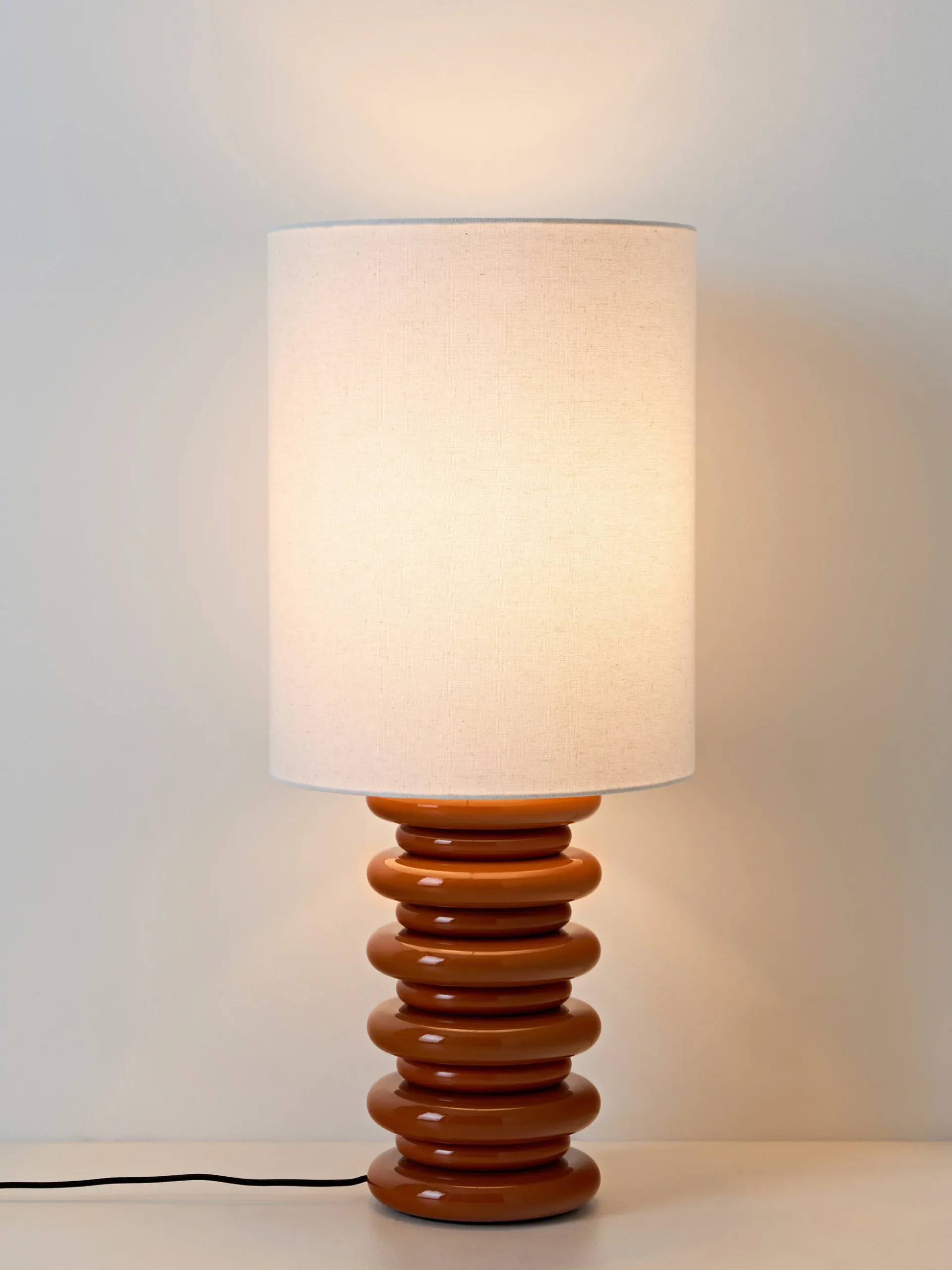 Grande lampada da tavolo con base in legno Nicolas