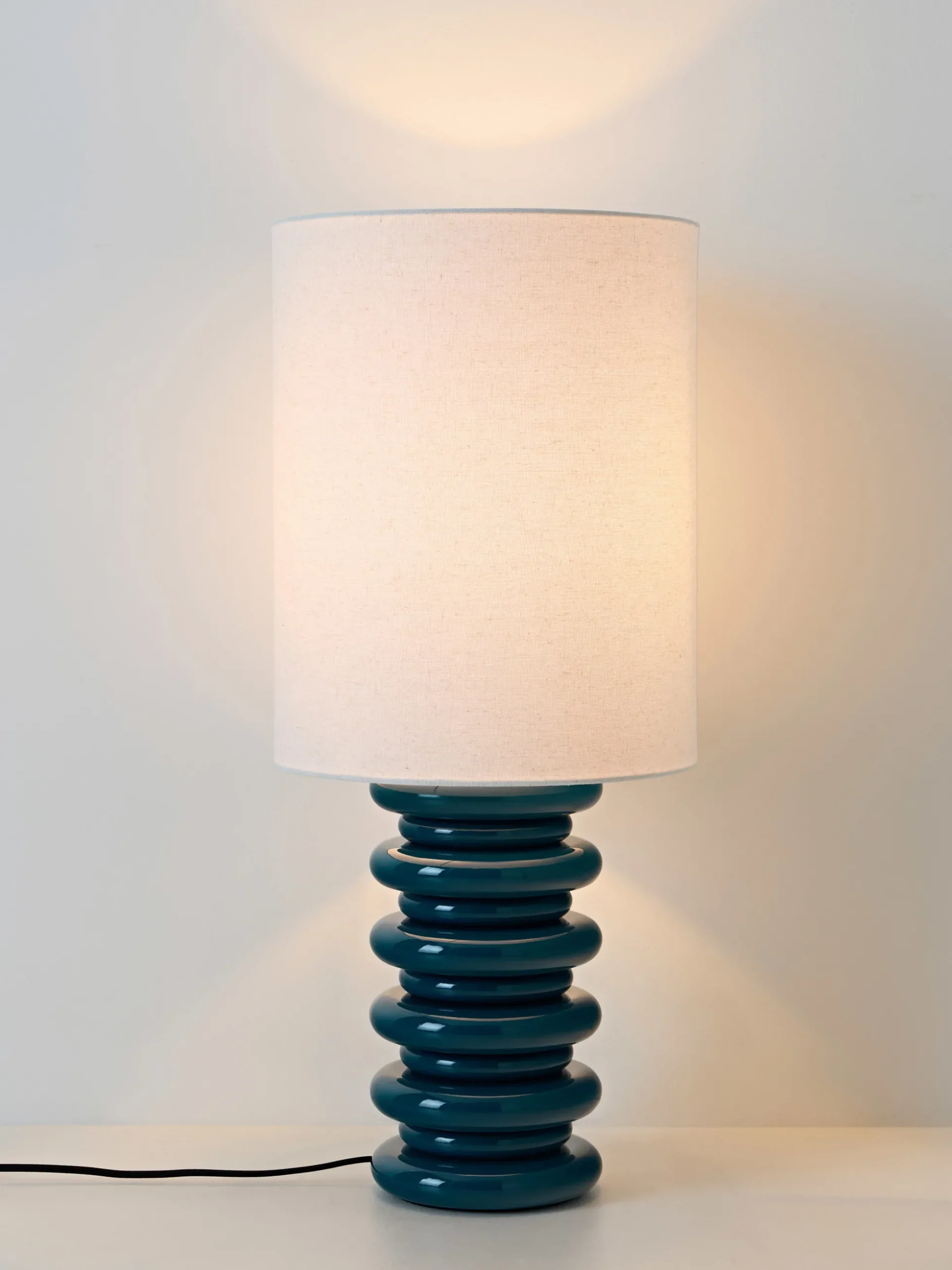 Grande lampada da tavolo con base in legno Nicolas