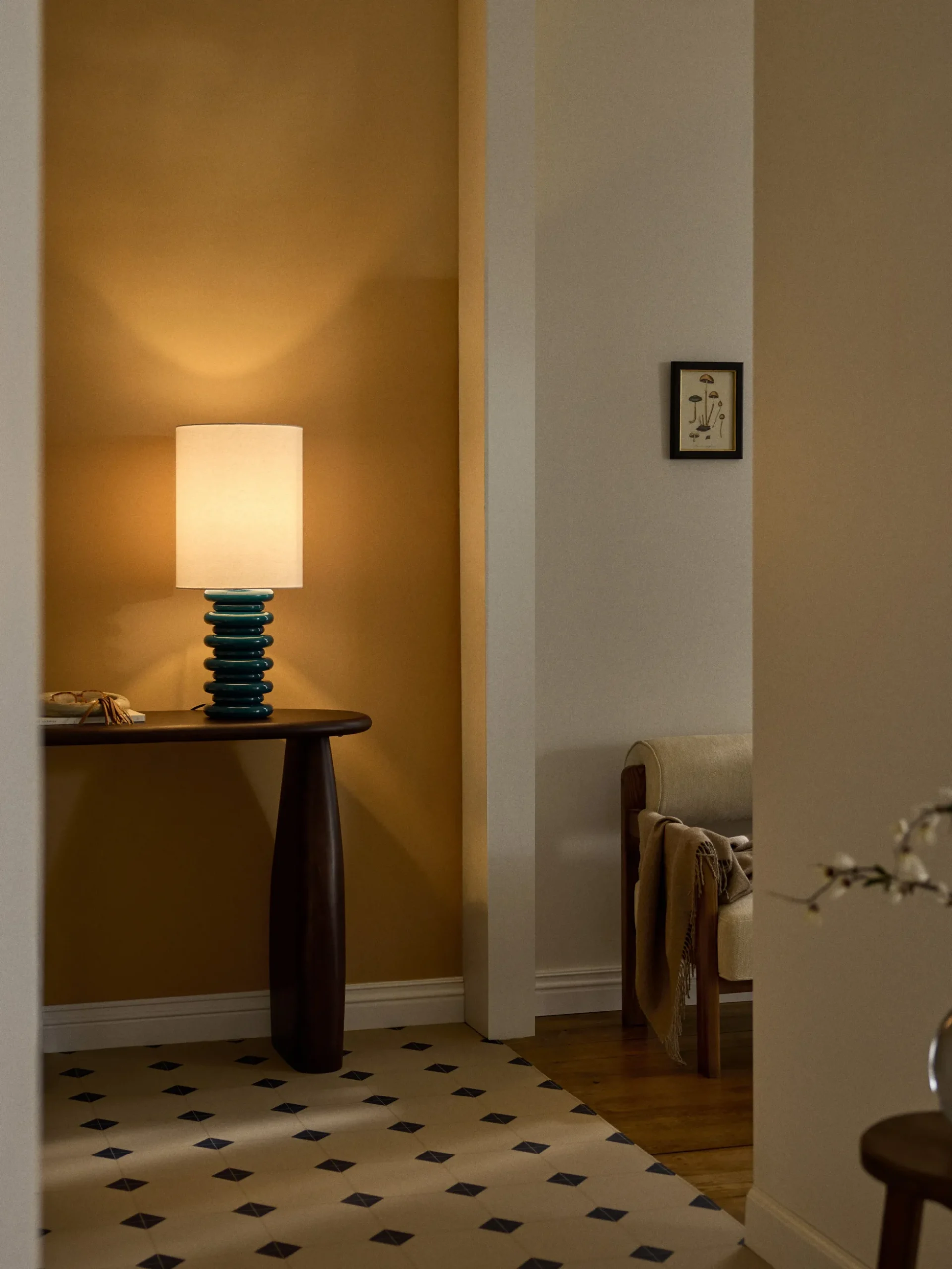 Grande lampada da tavolo con base in legno Nicolas