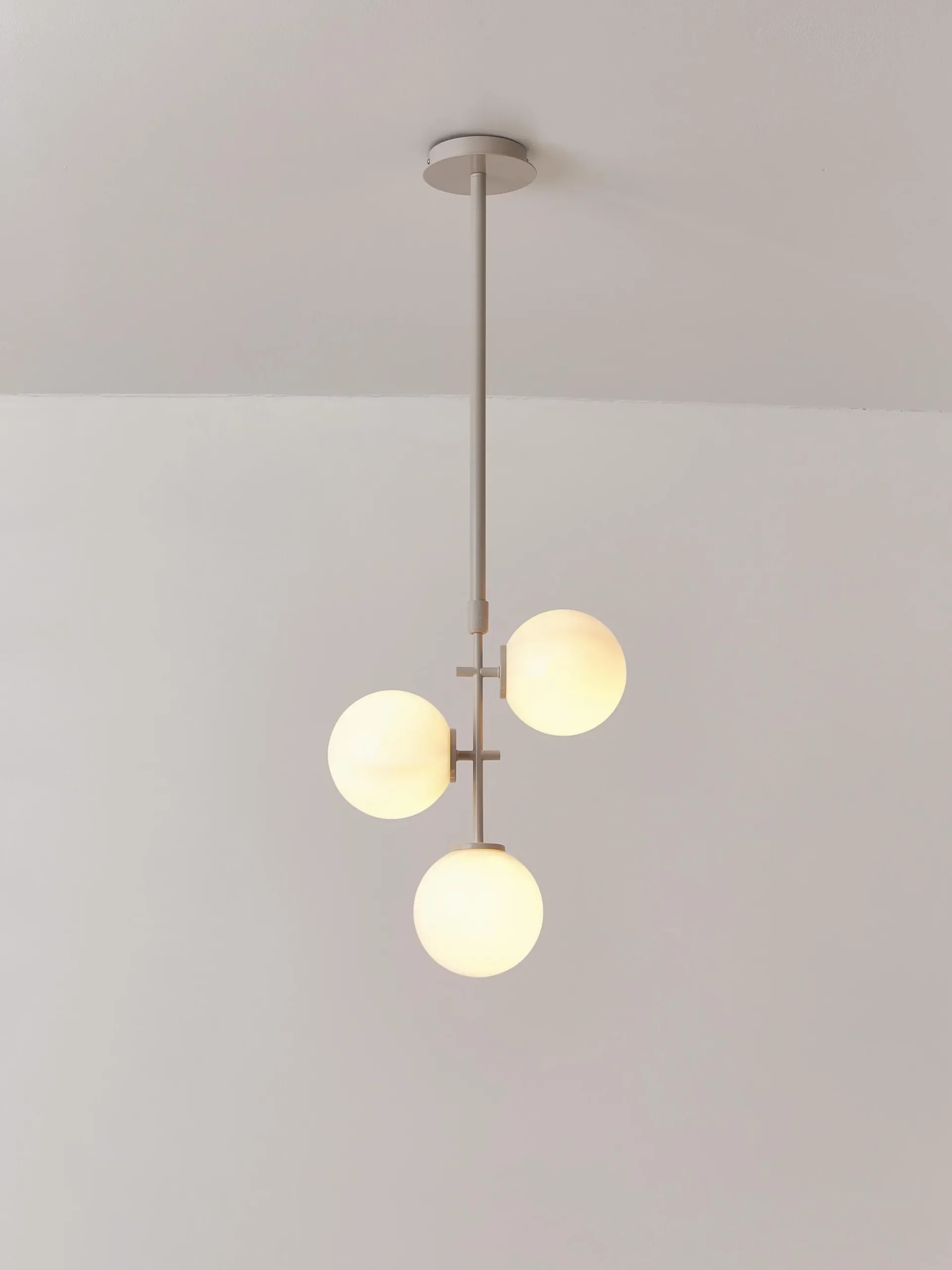 Lampada a sospensione in vetro opale Atlanta
