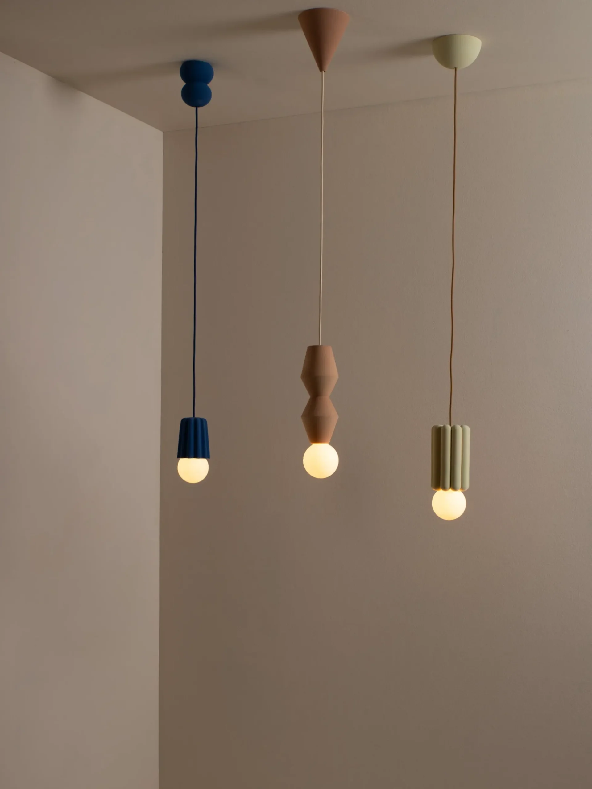 Lampada a sospensione piccola fatta a mano con luce regolabile STUCCO No. 2