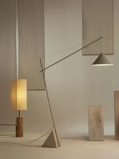 Lampada da lettura grande con base i travertino Reyna