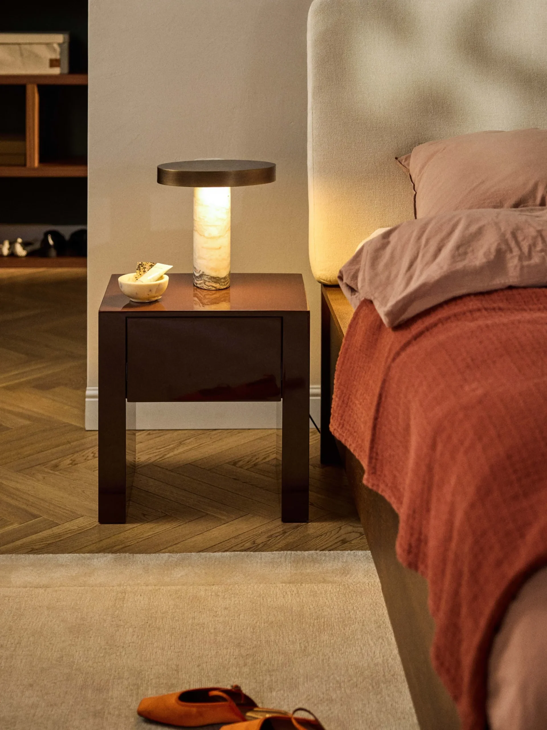 Lampada da tavolo a LED con base in marmo Eske