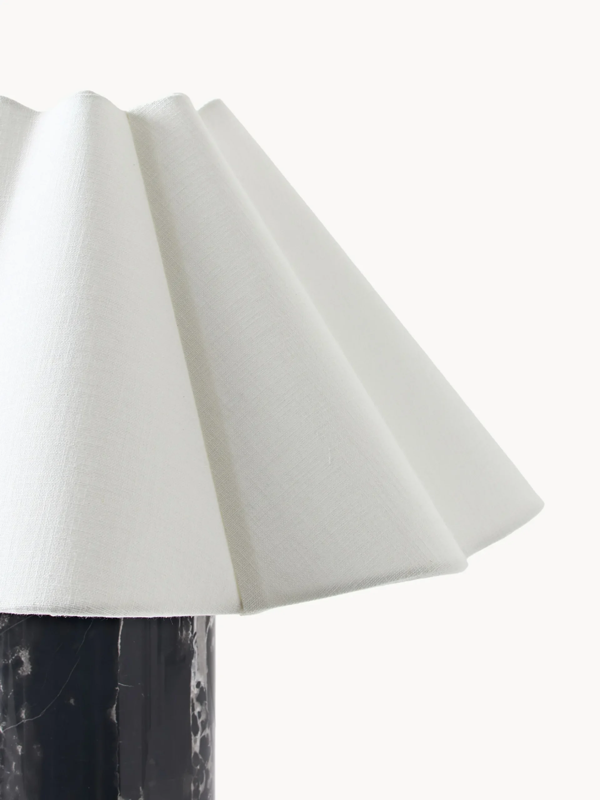 Lampada da tavolo a LED con luce regolabile e base in marmo Arya