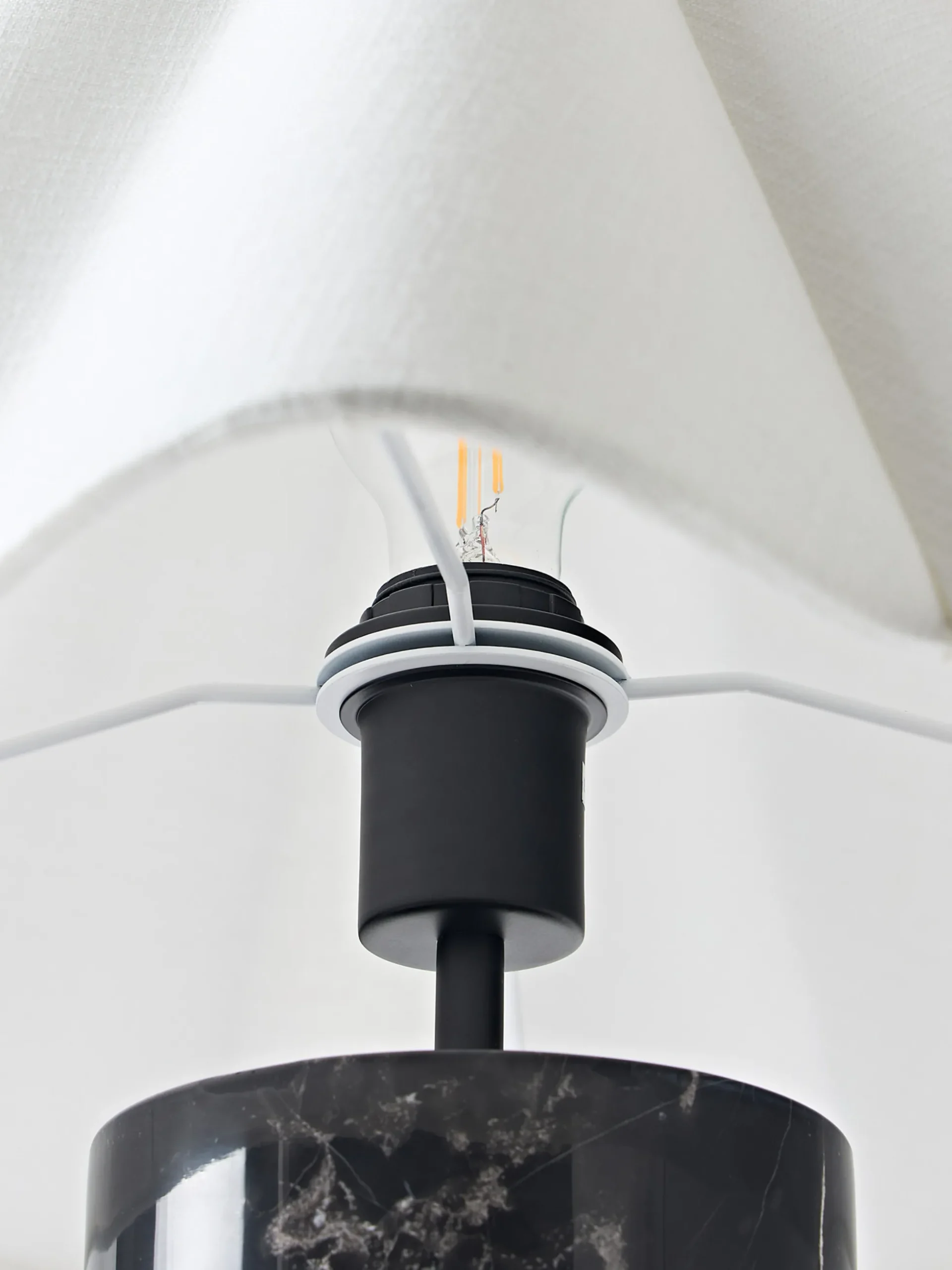 Lampada da tavolo a LED con luce regolabile e base in marmo Arya