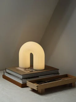 Lampada da tavolo a LED con luce regolabile con struttura rigata Vuelta, varie misure