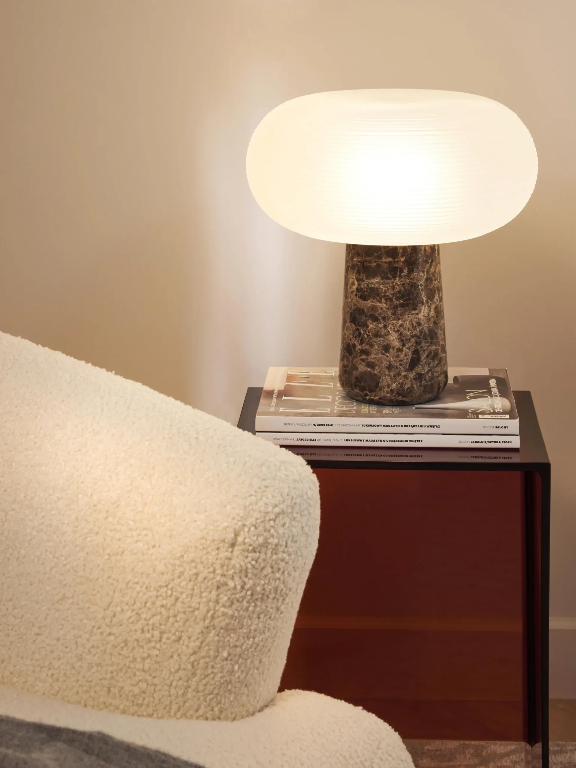 Lampada da tavolo con base in marmo Mariella