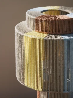 Lampada da tavolo con fili di lino Lace