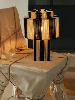 Lampada da tavolo con fili di lino Lace