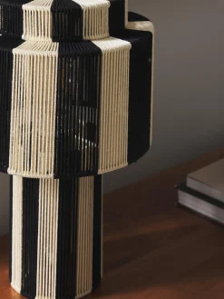 Lampada da tavolo con fili di lino Lace