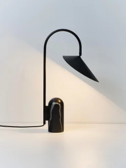 Lampada da tavolo grande con base in marmo Arum, orientabile