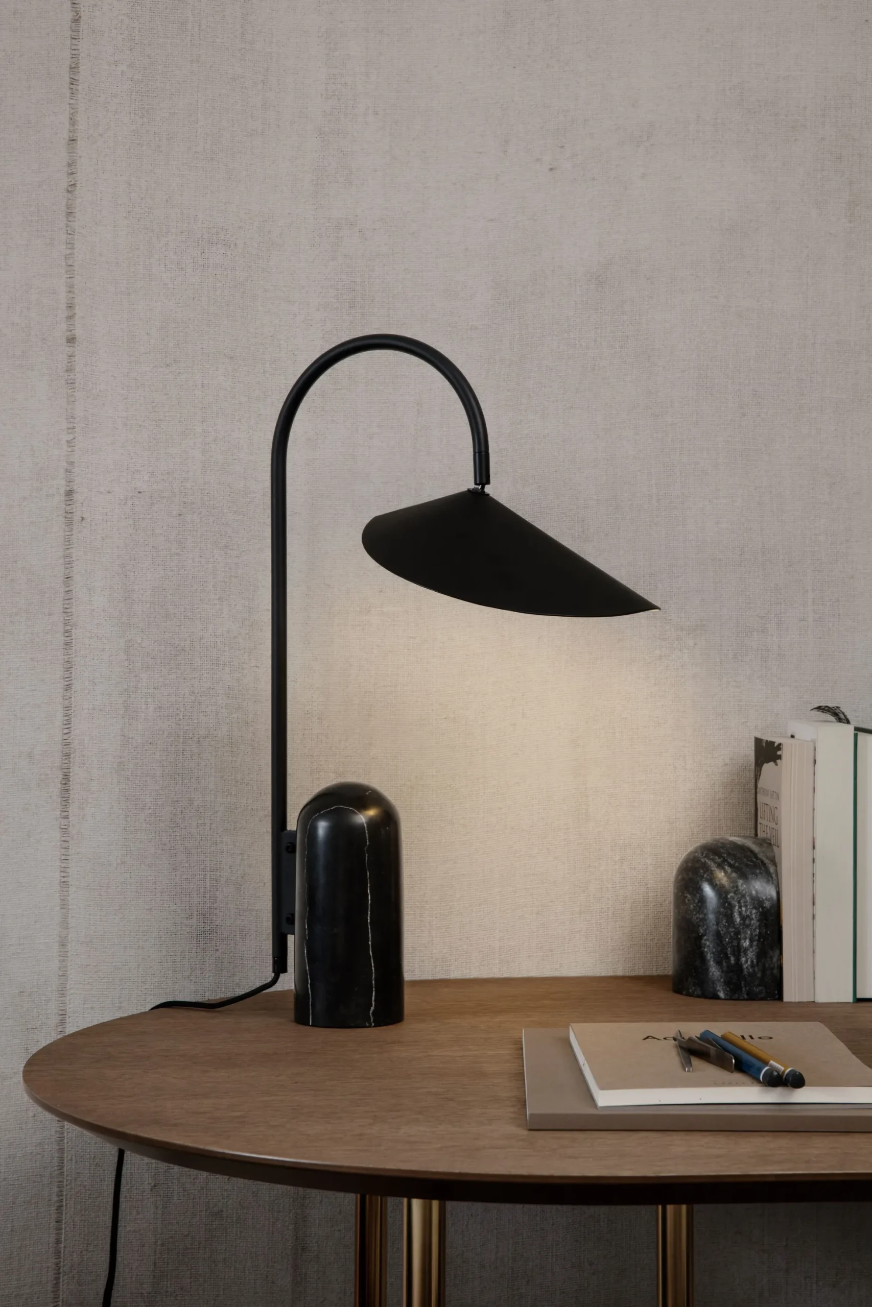 Lampada da tavolo grande con base in marmo Arum, orientabile