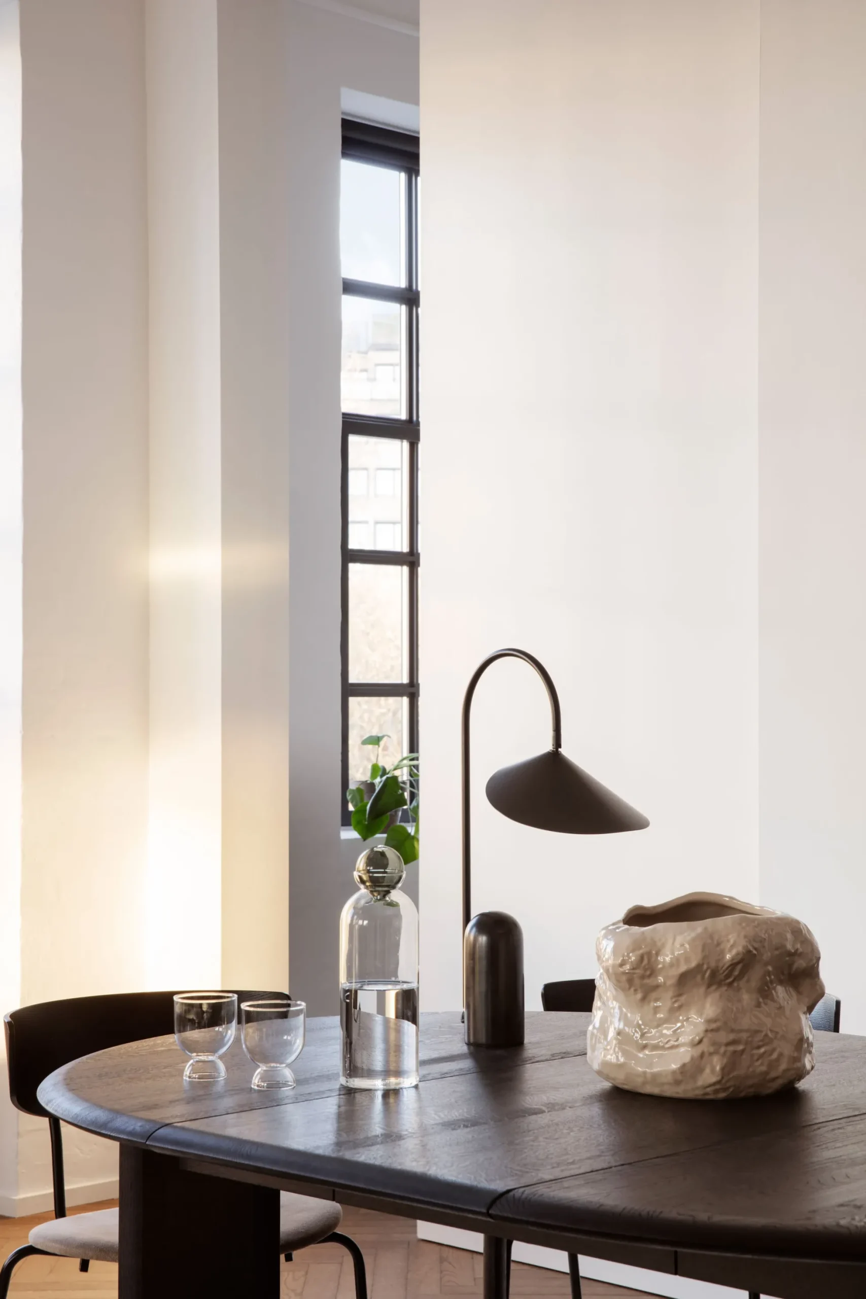 Lampada da tavolo grande con base in marmo Arum, orientabile