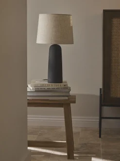 Lampada da tavolo grande con base in cemento Kaya