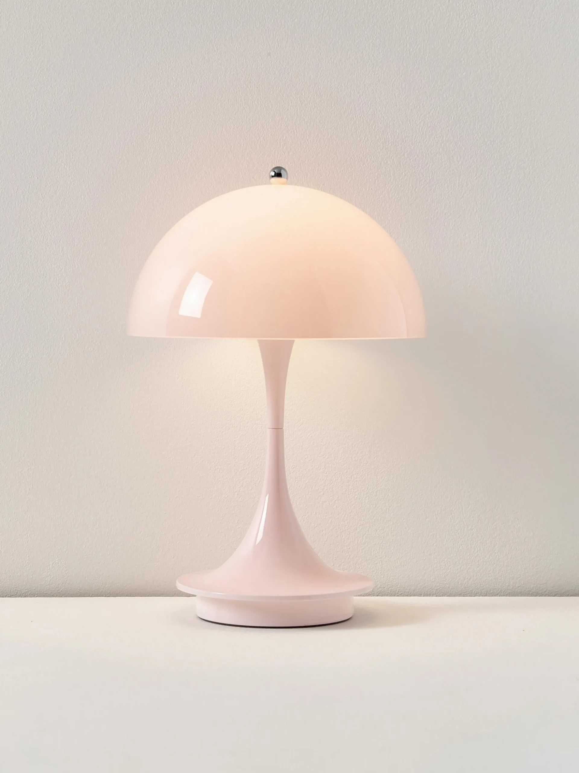 Lampada da tavolo piccola portatile a LED Panthella 160, design Verner Panton