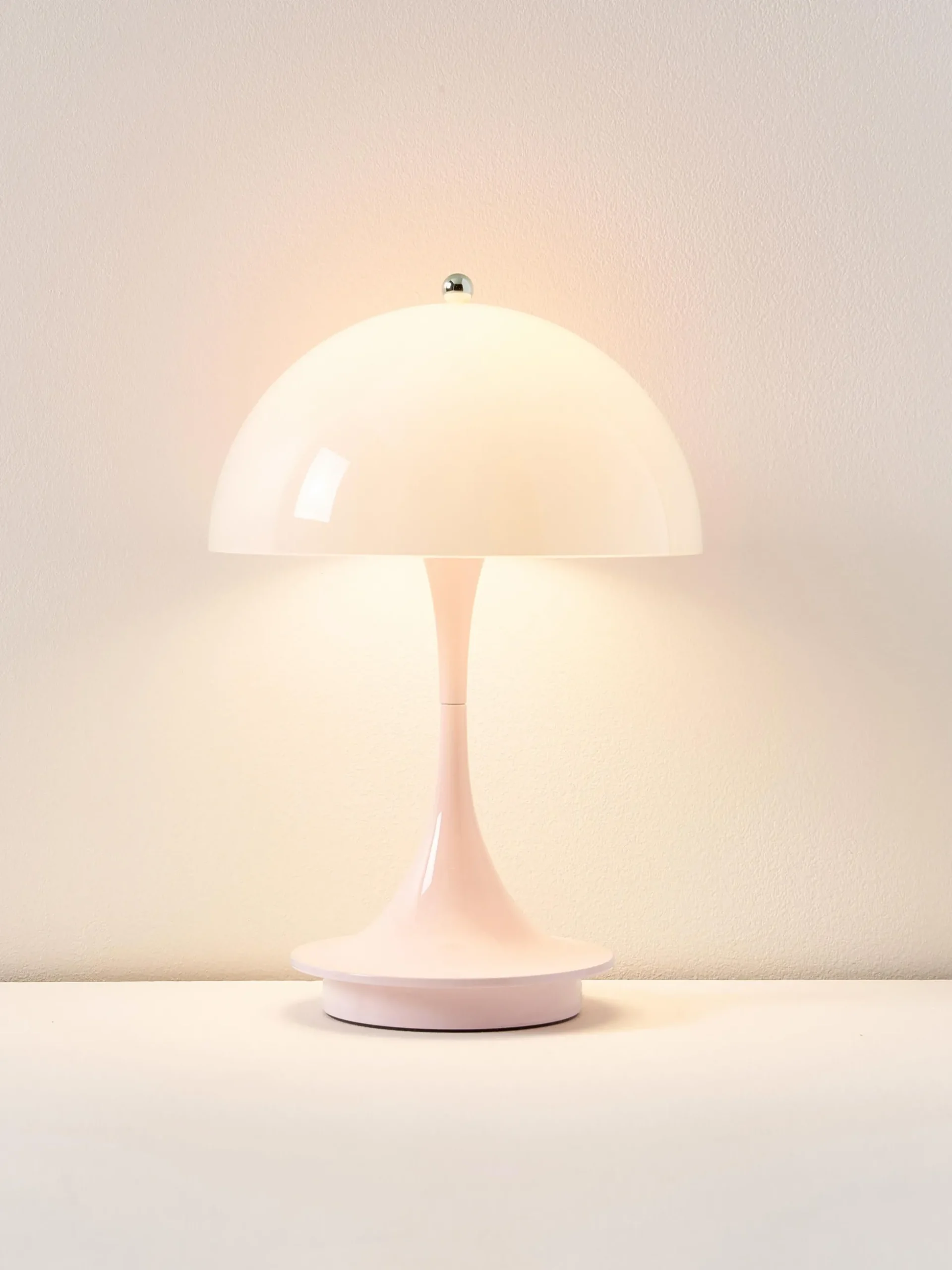Lampada da tavolo piccola portatile a LED Panthella 160, design Verner Panton