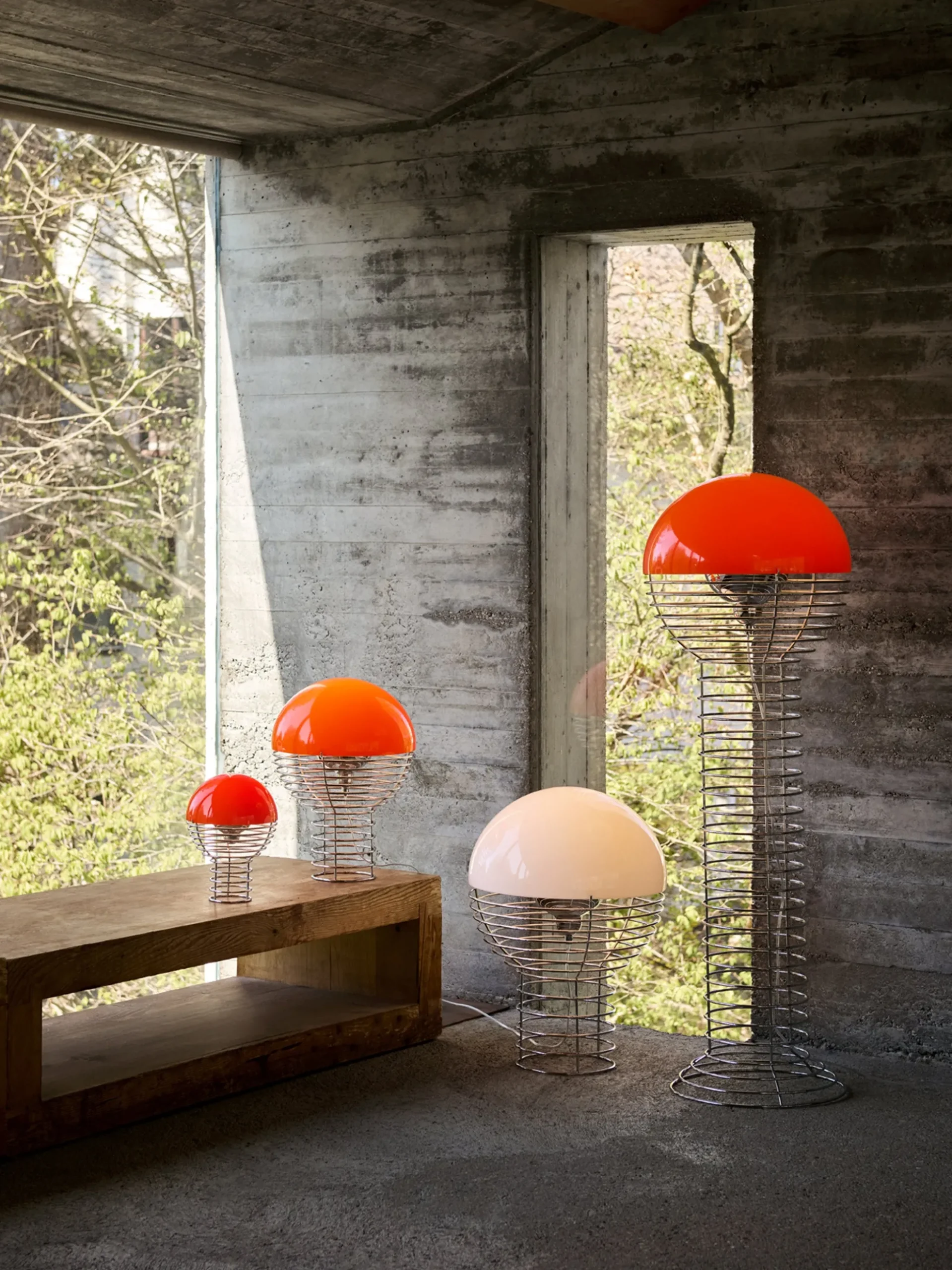 Lampada da tavolo piccola portatile a LED con luce regolabile Wire, Design Verner Panton