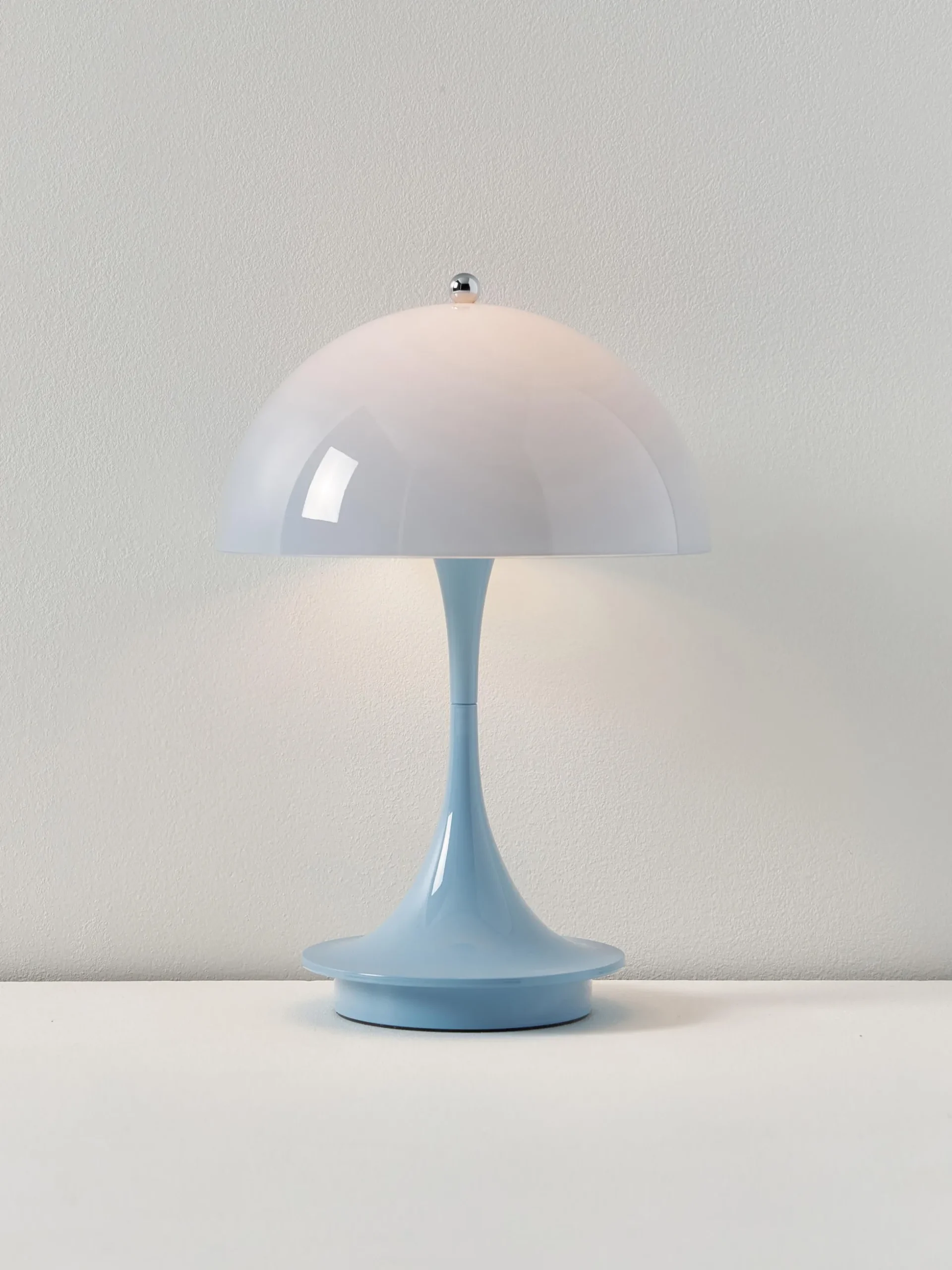 Lampada da tavolo piccola portatile a LED Panthella 160, design Verner Panton