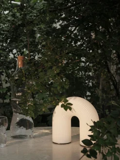 Lampada da tavolo piccola portatile a LED con struttura millerighe e luce regolabile Vuelta