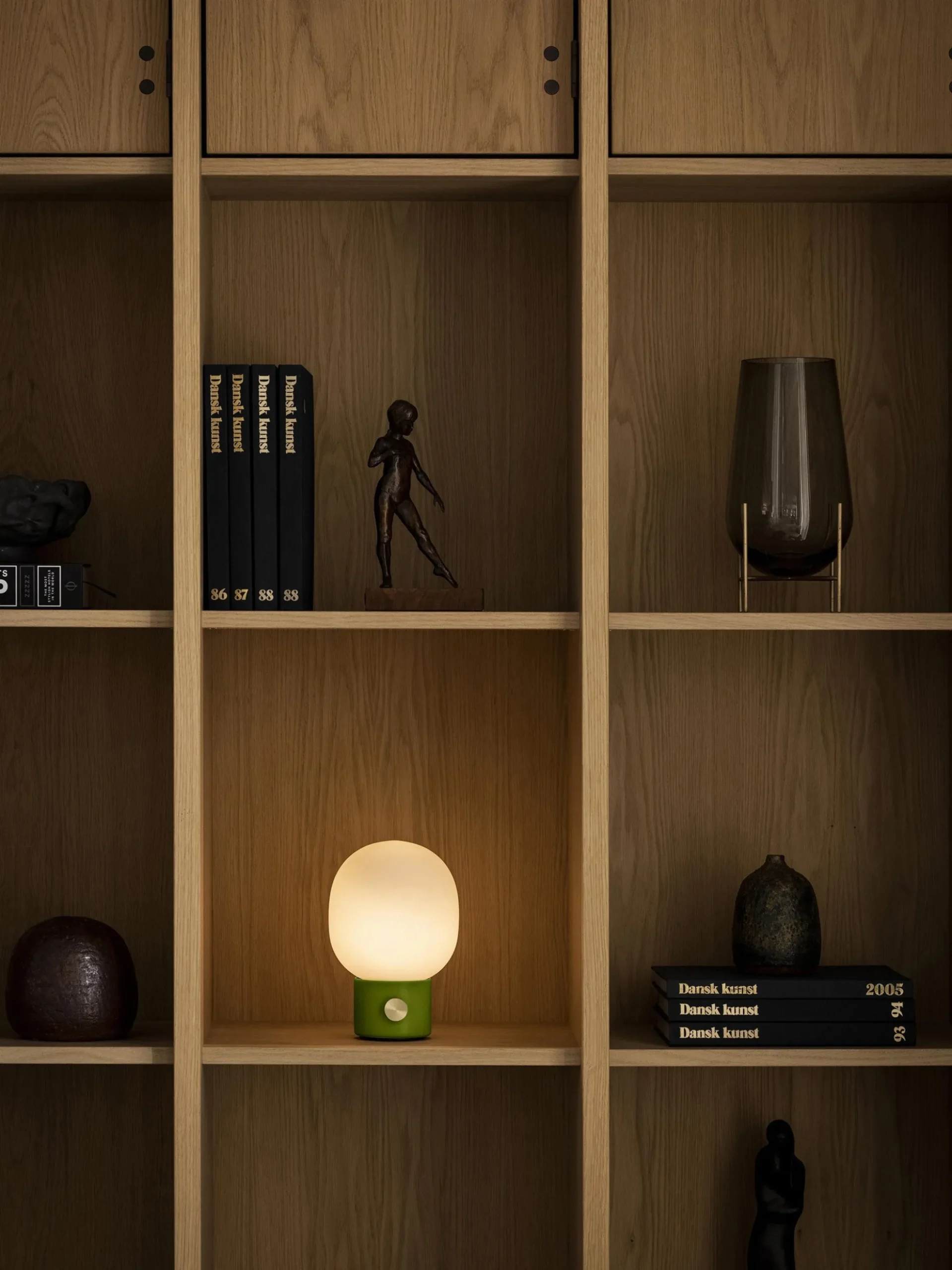 Lampada da tavolo piccola con luce regolabile e porta USB JWDA