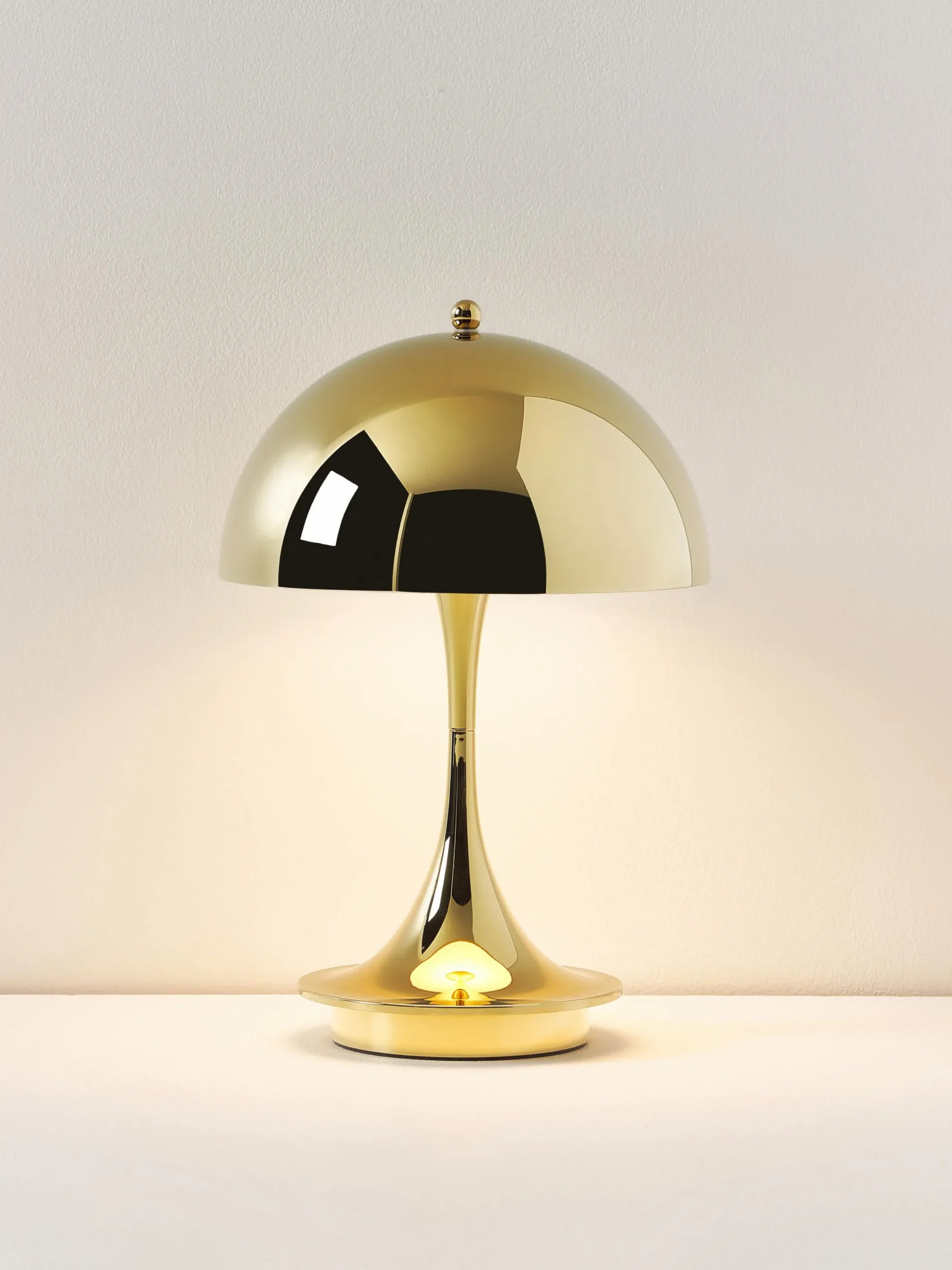 Lampada da tavolo piccola portatile a LED Panthella 160, design Verner Panton