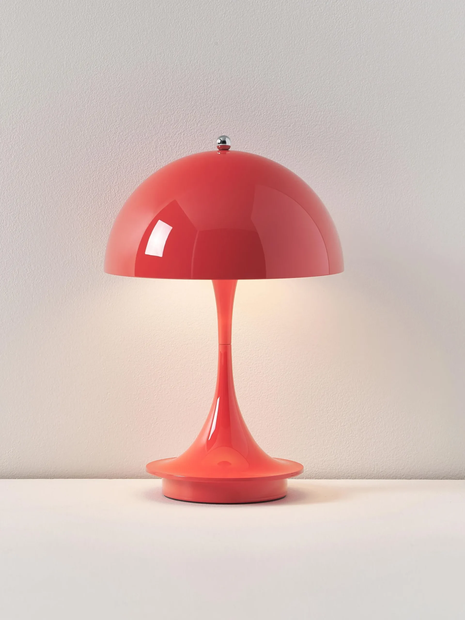 Lampada da tavolo piccola portatile a LED Panthella 160, design Verner Panton