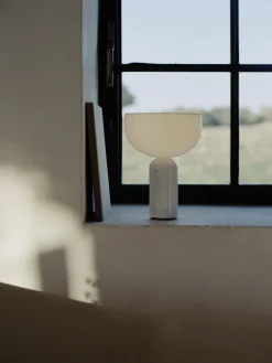 Lampada da tavolo piccola portatile a LED con luce regolabile Kizu