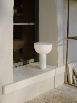 Lampada da tavolo piccola portatile a LED con luce regolabile Kizu