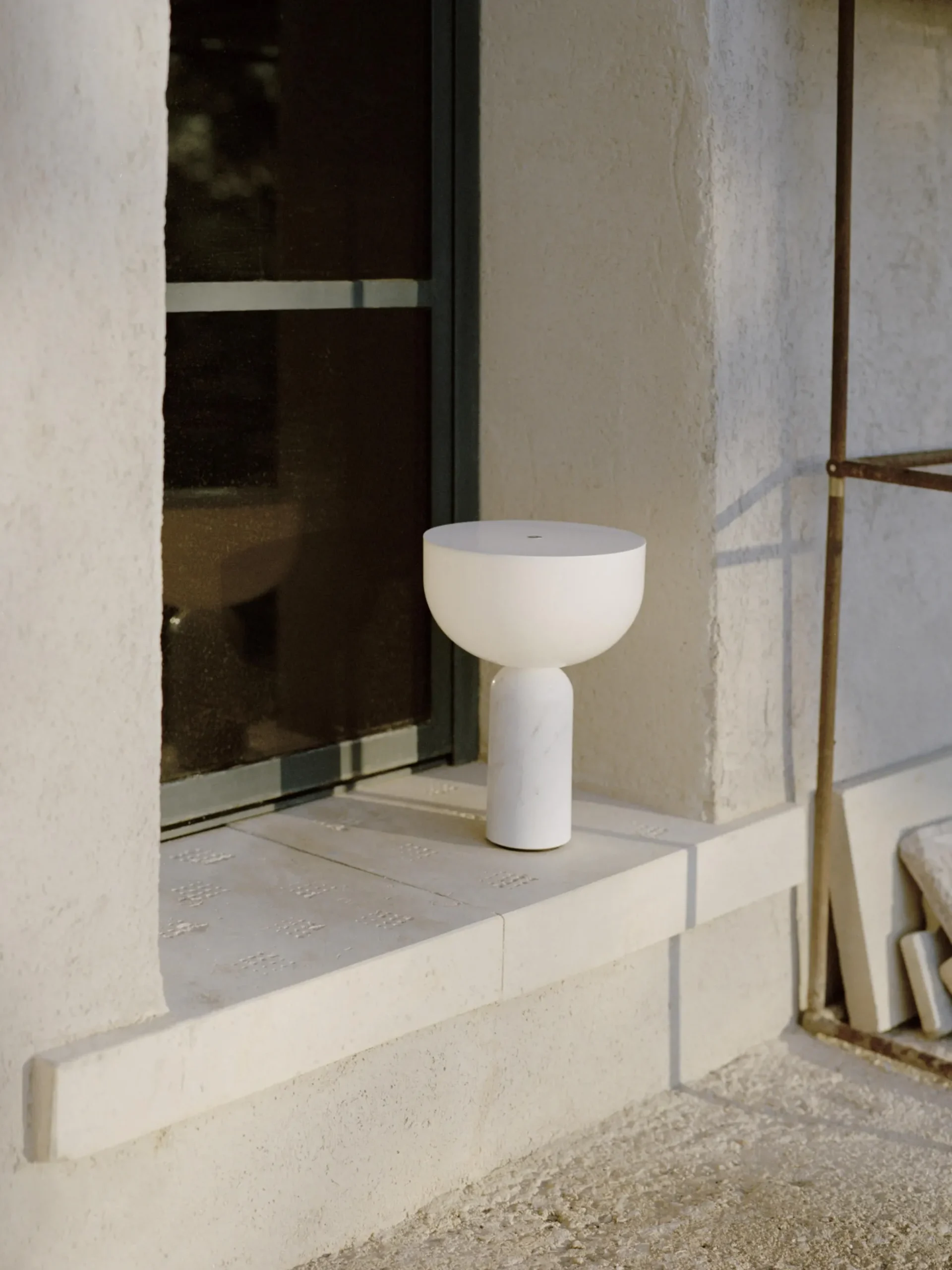 Lampada da tavolo piccola portatile a LED con luce regolabile Kizu
