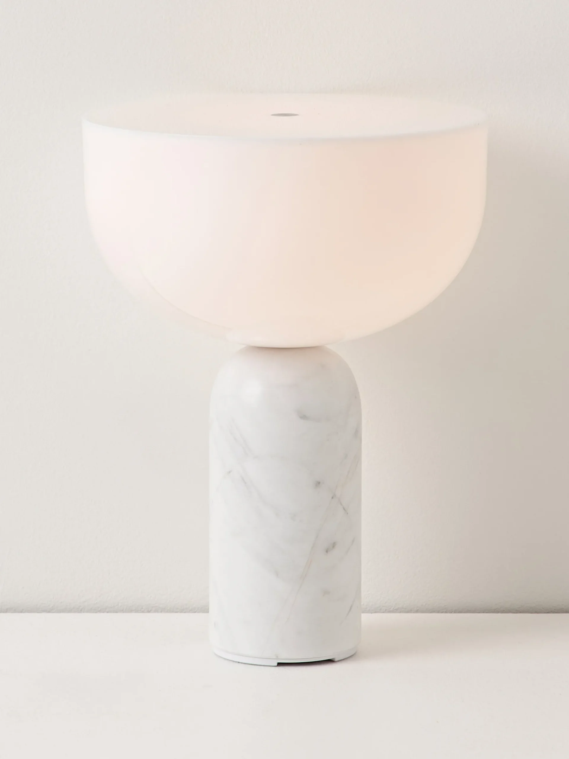 Lampada da tavolo piccola portatile a LED con luce regolabile Kizu