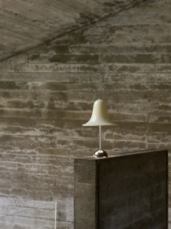 Lampada da tavolo piccola portatile a LED con luce regolabile Pantop, Design Verner Panton