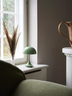 Lampada da tavolo piccola portatile a LED Panthella 160, design Verner Panton