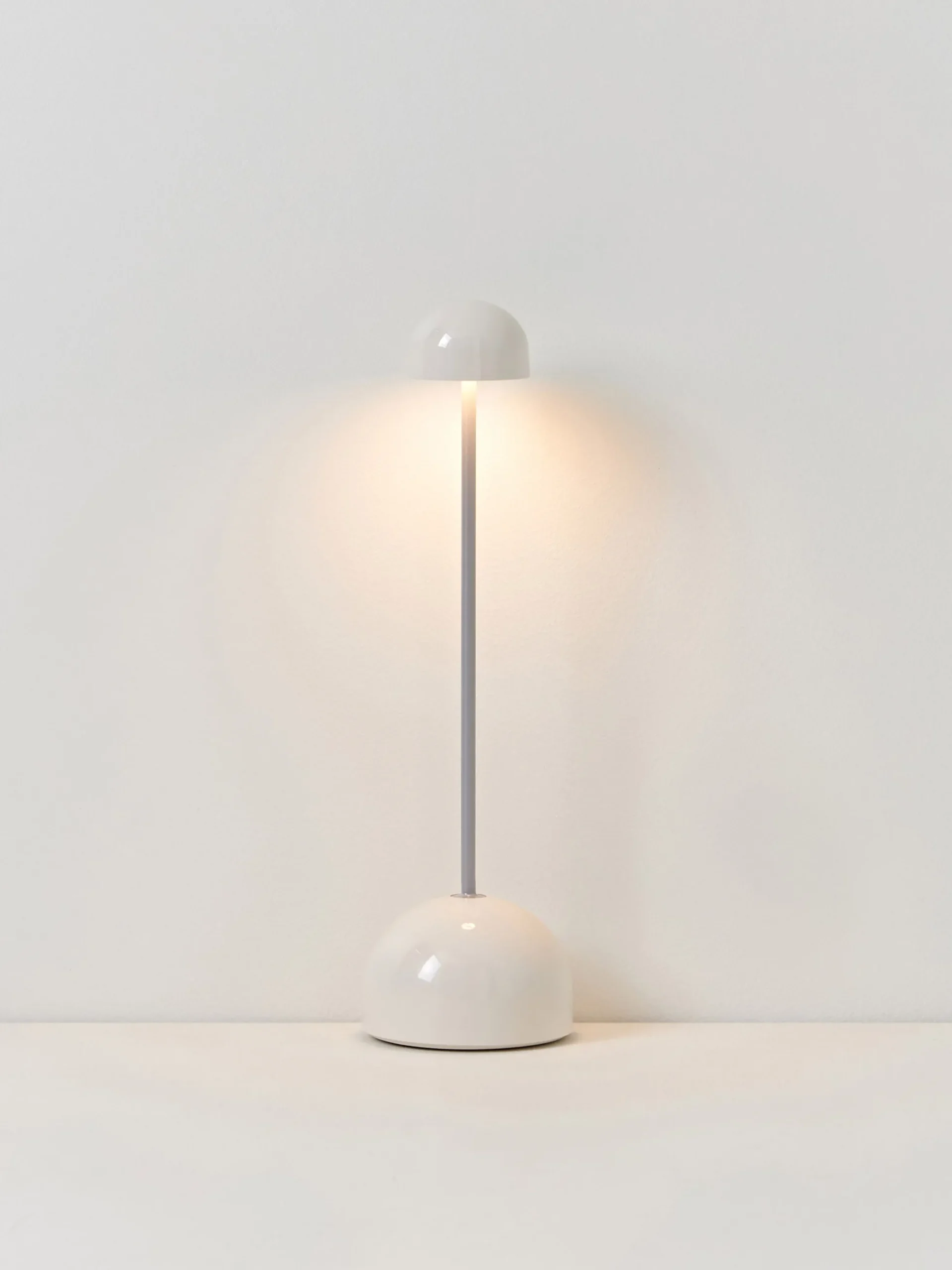 Lampada da tavolo piccola portatile a LED con luce regolabile Sips
