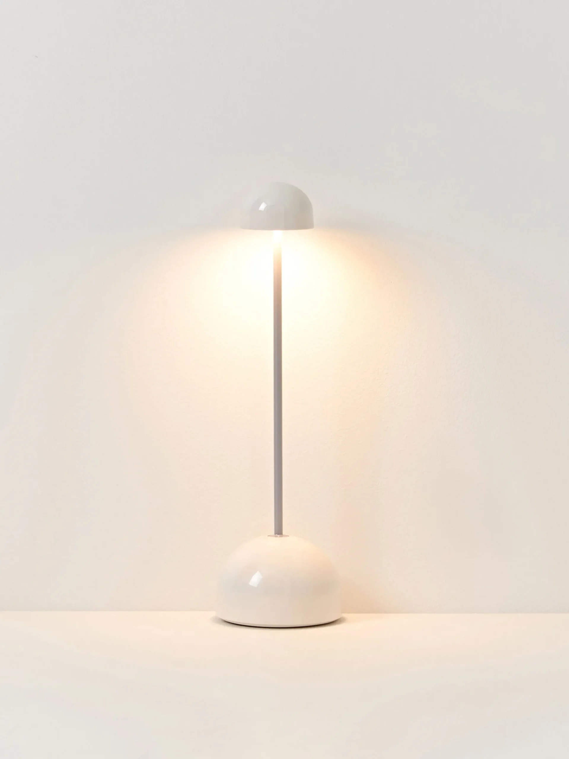 Lampada da tavolo piccola portatile a LED con luce regolabile Sips