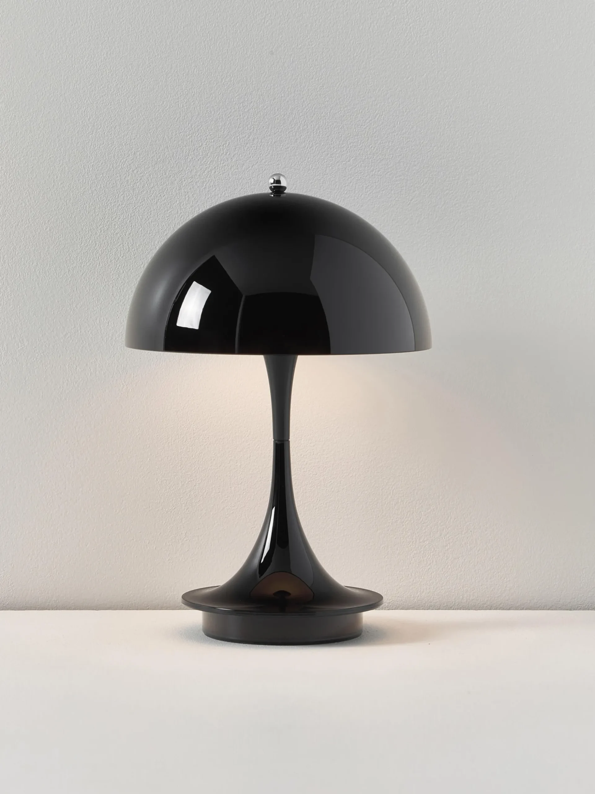 Lampada da tavolo piccola portatile a LED Panthella 160, design Verner Panton