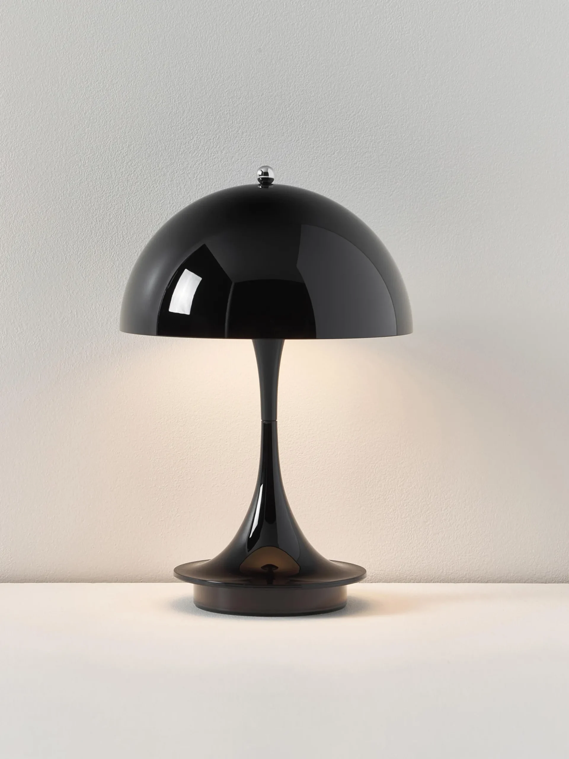 Lampada da tavolo piccola portatile a LED Panthella 160, design Verner Panton