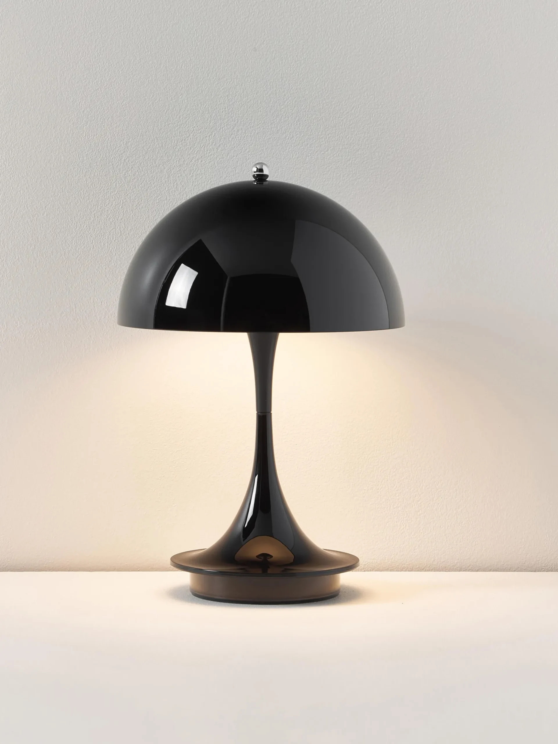 Lampada da tavolo piccola portatile a LED Panthella 160, design Verner Panton