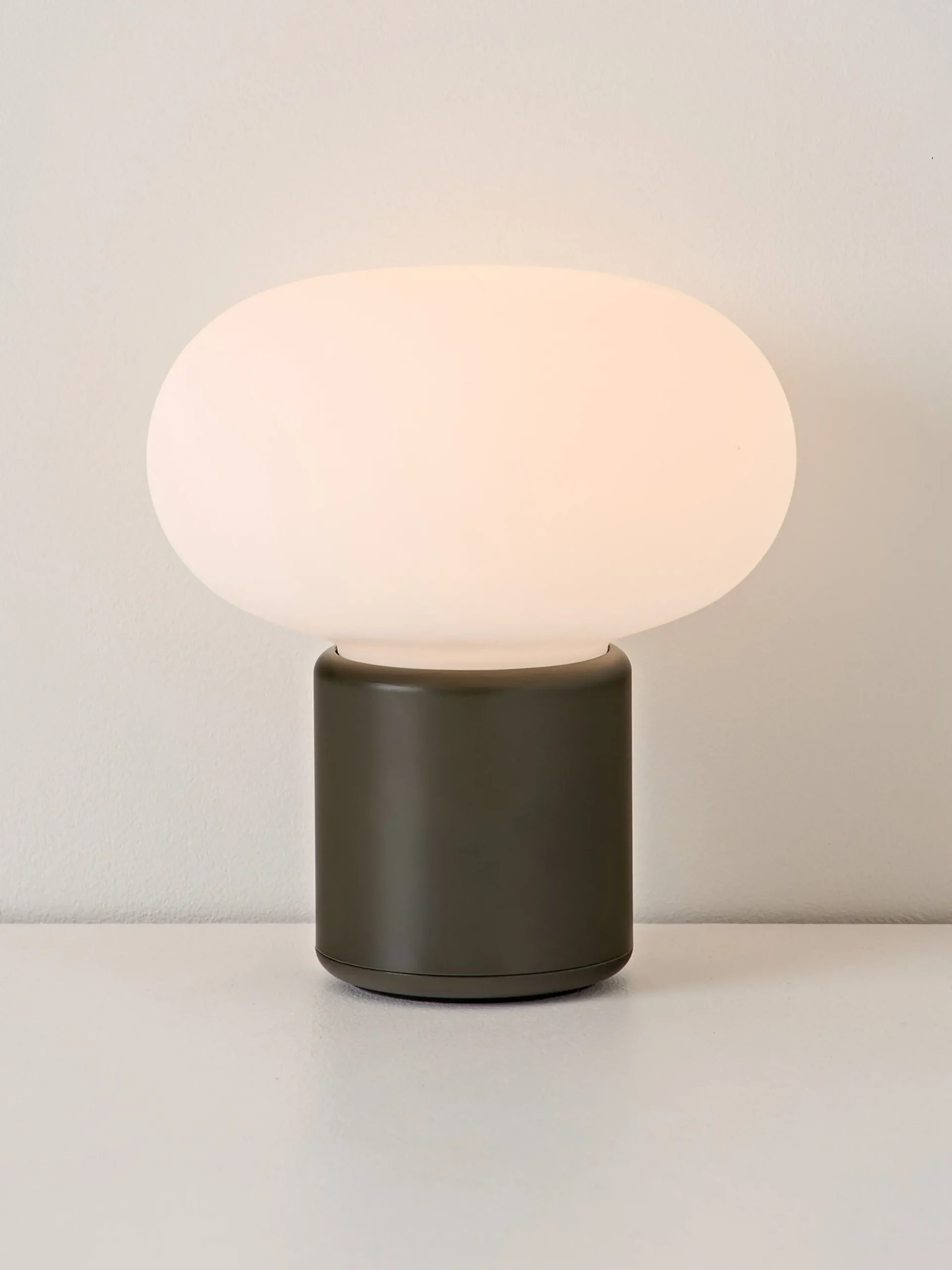 Lampada da tavolo piccola portatile Karl-Johan, luce regolabile