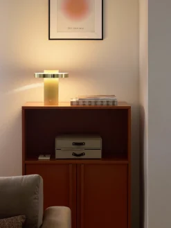 Lampada da tavolo piccola a LED con base millerighe Elna
