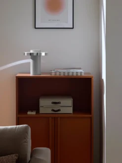 Lampada da tavolo piccola a LED con base millerighe Elna