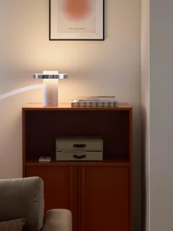Lampada da tavolo piccola a LED con base millerighe Elna