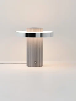 Lampada da tavolo piccola a LED con base millerighe Elna